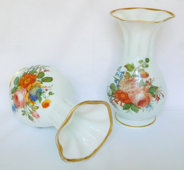 Baccarat : paire de vases en opaline peints à la main de bouquets de fleurs polychrome et or, vers 1840