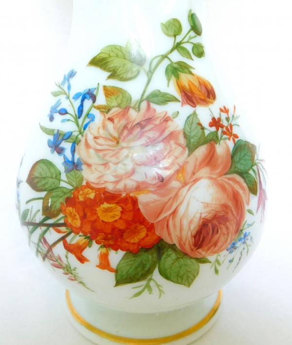 Baccarat : paire de vases en opaline peints à la main de bouquets de fleurs polychrome et or, vers 1840