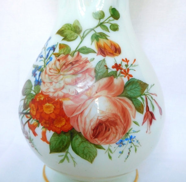 Baccarat : paire de vases en opaline peints à la main de bouquets de fleurs polychrome et or, vers 1840