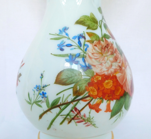 Baccarat : paire de vases en opaline peints à la main de bouquets de fleurs polychrome et or, vers 1840