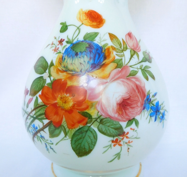 Baccarat : paire de vases en opaline peints à la main de bouquets de fleurs polychrome et or, vers 1840