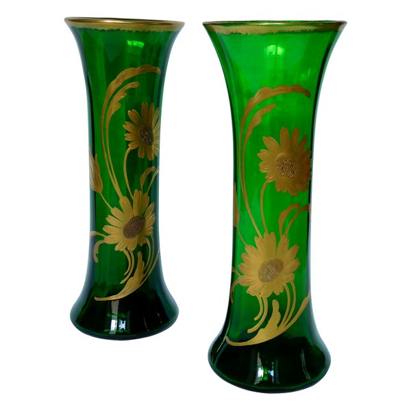 Paire de vases en cristal de Saint Louis vert sapin, décor floral à l'or fin