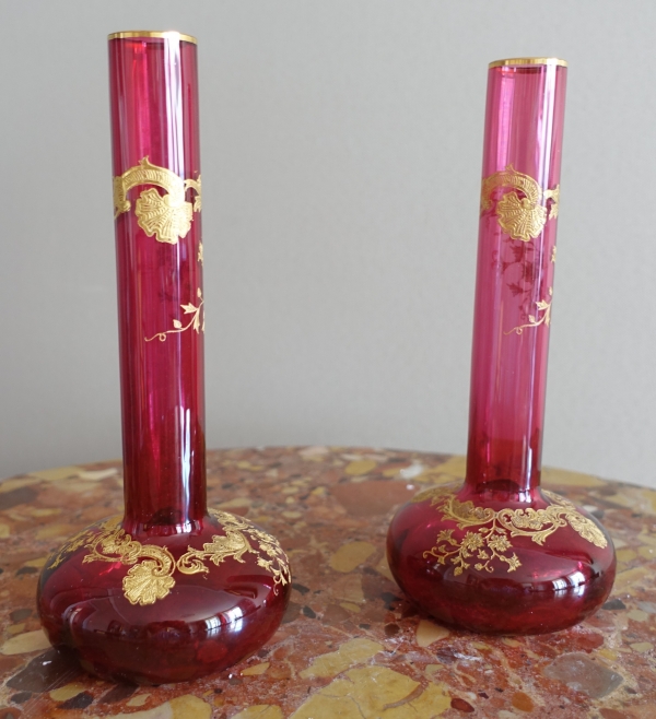 Paire de vases en cristal de Saint Louis rose - modèle Massenet Gold doré