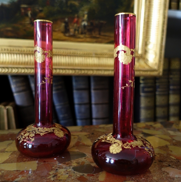 Paire de vases en cristal de Saint Louis rose - modèle Massenet Gold doré