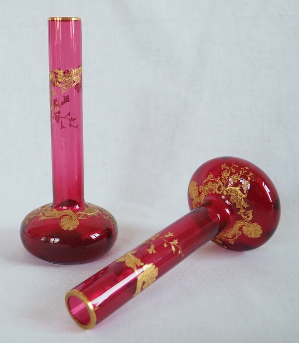 Paire de vases en cristal de Saint Louis rose - modèle Massenet Gold doré