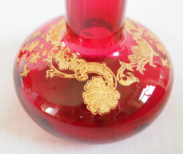 Paire de vases en cristal de Saint Louis rose - modèle Massenet Gold doré