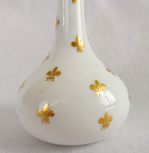 Baccarat : opaline crystal liquor bottle enhanced with fleur-de-lis, 19th century circa 1860