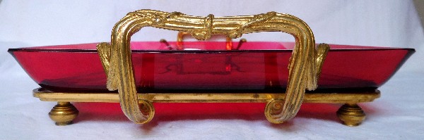 Plateau de service en cristal de Baccarat rouge rubis, monture en bronze doré signée