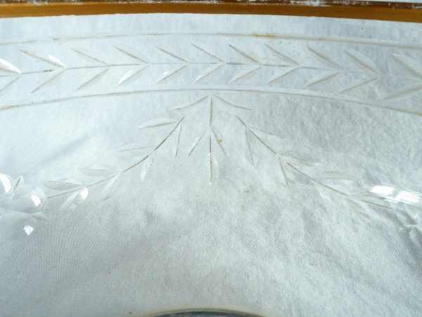 Saladier en cristal de Baccarat taillé aux lauriers, bordure dorée à l'or fin