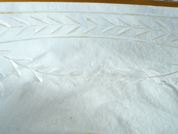 Saladier en cristal de Baccarat taillé aux lauriers, bordure dorée à l'or fin