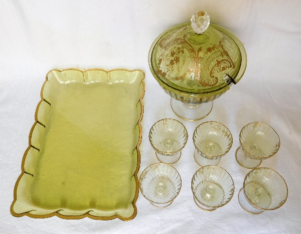 Service à eau de vie en cristal de Baccarat vert rehaussé à l'or fin - 8 pièces
