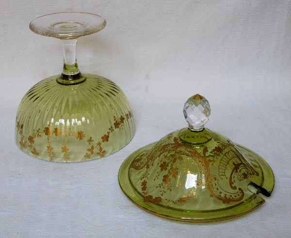 Service à eau de vie en cristal de Baccarat vert rehaussé à l'or fin - 8 pièces