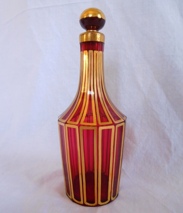 Service à liqueur en cristal de Baccarat rouge, modèle Cannelures réhaussé de filets or, étiquette papier