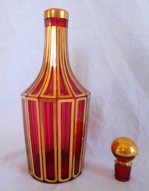 Service à liqueur en cristal de Baccarat rouge, modèle Cannelures réhaussé de filets or, étiquette papier