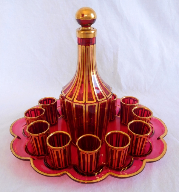 Service à liqueur en cristal de Baccarat rouge, modèle Cannelures réhaussé de filets or, étiquette papier