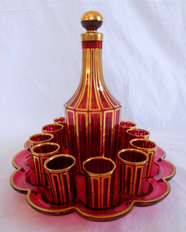 Service à liqueur en cristal de Baccarat rouge, modèle Cannelures réhaussé de filets or, étiquette papier