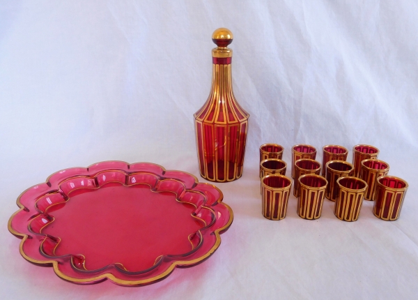 Service à liqueur en cristal de Baccarat rouge, modèle Cannelures réhaussé de filets or, étiquette papier