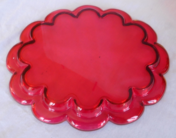 Service à liqueur en cristal de Baccarat rouge, modèle Cannelures réhaussé de filets or, étiquette papier