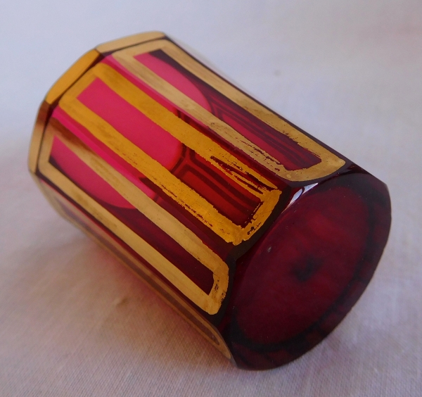 Service à liqueur en cristal de Baccarat rouge, modèle Cannelures réhaussé de filets or, étiquette papier