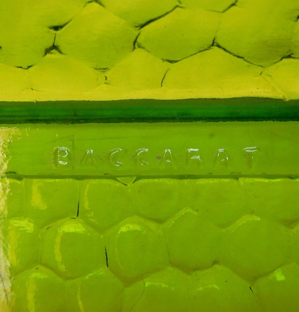 Service à liqueur en cristal de Baccarat vert chartreuse doré, étiquette papier