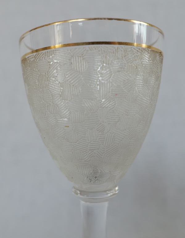 Service à liqueur en cristal de Saint Louis à effet givré et doré : carafes, verres et plateau