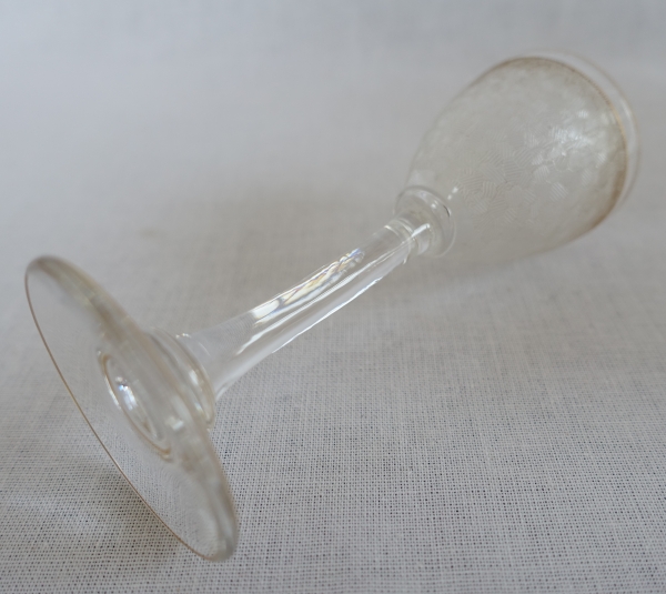 Service à liqueur en cristal de Saint Louis à effet givré et doré : carafes, verres et plateau