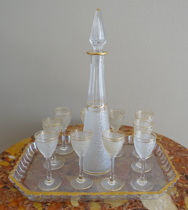 Service à liqueur en cristal de Saint Louis à effet givré et doré : carafes, verres et plateau