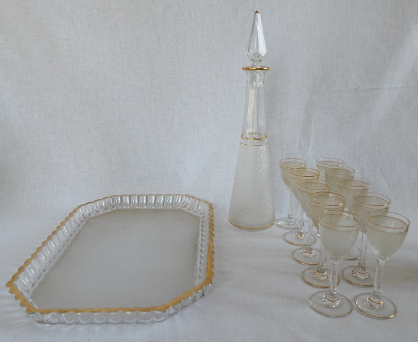 Service à liqueur en cristal de Saint Louis à effet givré et doré : carafes, verres et plateau