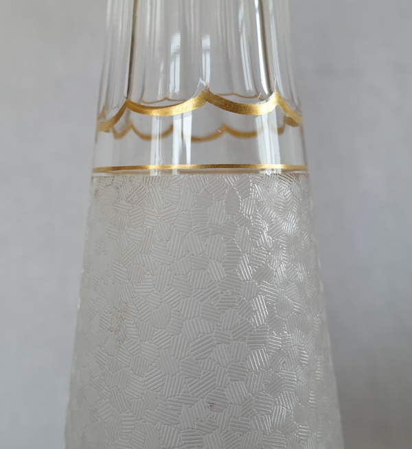 Service à liqueur en cristal de Saint Louis à effet givré et doré : carafes, verres et plateau
