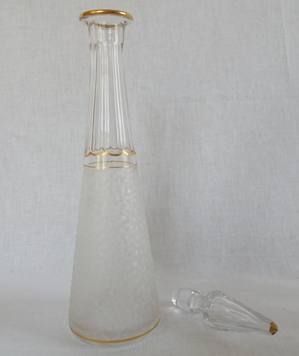 Service à liqueur en cristal de Saint Louis à effet givré et doré : carafes, verres et plateau