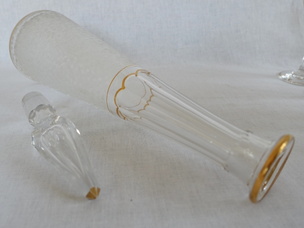 Service à liqueur en cristal de Saint Louis à effet givré et doré : carafes, verres et plateau