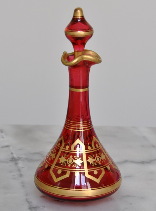 Service de nuit orientaliste en cristal de Baccarat rouge et doré à l'or fin, étiquette papier