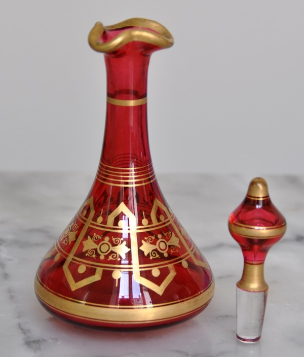 Service de nuit orientaliste en cristal de Baccarat rouge et doré à l'or fin, étiquette papier