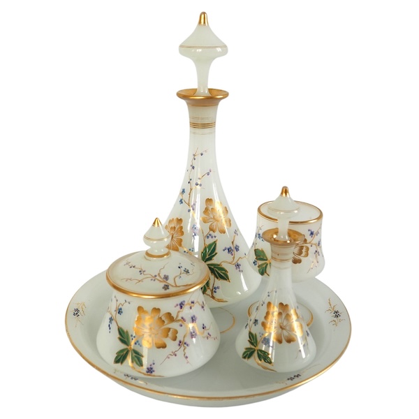 Baccarat : service de nuit en opaline dorée et émaillée, époque Napoléon III vers 1870