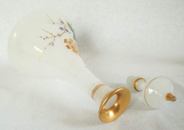 Baccarat : service de nuit en opaline dorée et émaillée, époque Napoléon III vers 1870