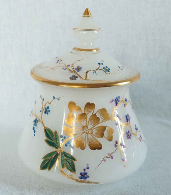 Baccarat : service de nuit en opaline dorée et émaillée, époque Napoléon III vers 1870