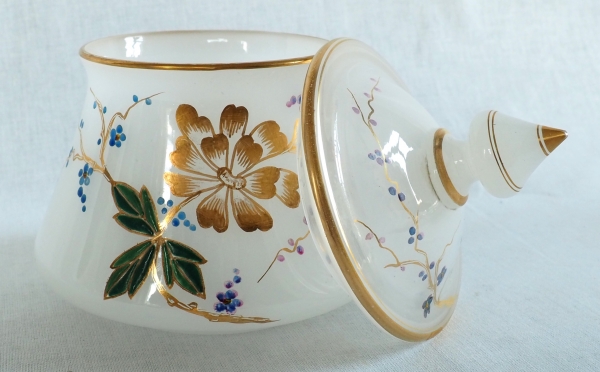 Baccarat : service de nuit en opaline dorée et émaillée, époque Napoléon III vers 1870