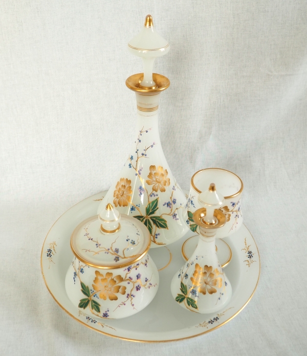 Baccarat : service de nuit en opaline dorée et émaillée, époque Napoléon III vers 1870