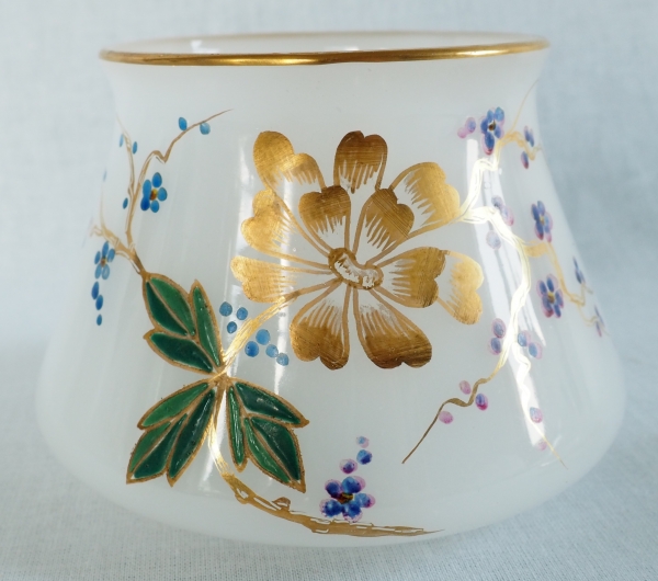 Baccarat : service de nuit en opaline dorée et émaillée, époque Napoléon III vers 1870