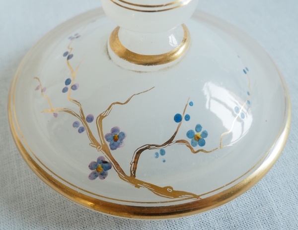 Baccarat : service de nuit en opaline dorée et émaillée, époque Napoléon III vers 1870