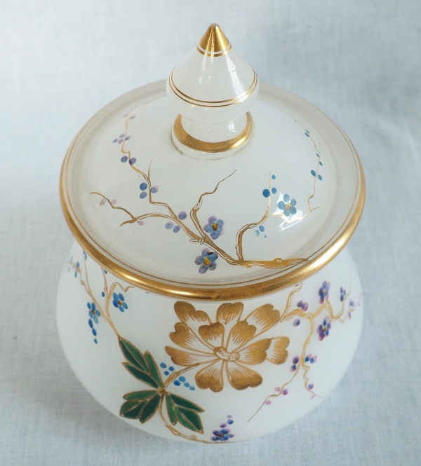 Baccarat : service de nuit en opaline dorée et émaillée, époque Napoléon III vers 1870