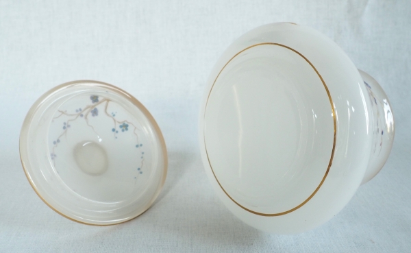 Baccarat : service de nuit en opaline dorée et émaillée, époque Napoléon III vers 1870