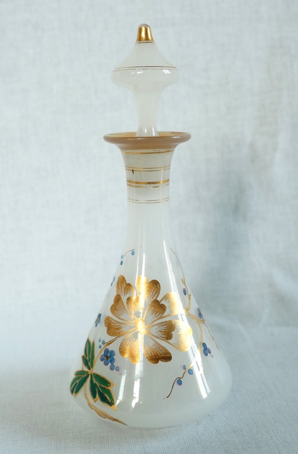 Baccarat : service de nuit en opaline dorée et émaillée, époque Napoléon III vers 1870