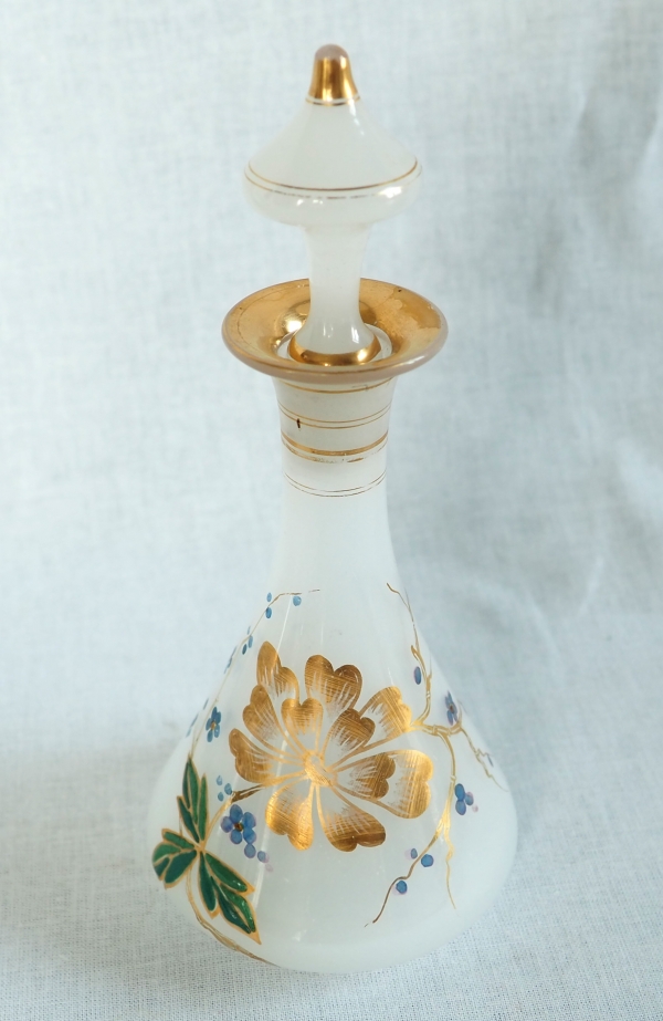 Baccarat : service de nuit en opaline dorée et émaillée, époque Napoléon III vers 1870