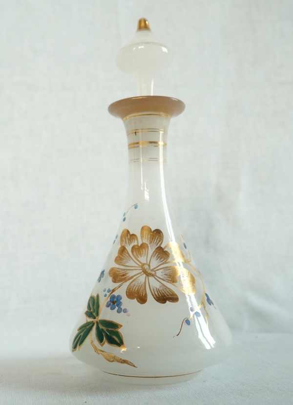 Baccarat : service de nuit en opaline dorée et émaillée, époque Napoléon III vers 1870