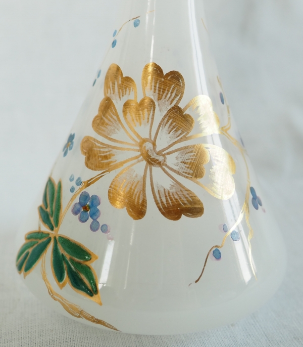 Baccarat : service de nuit en opaline dorée et émaillée, époque Napoléon III vers 1870