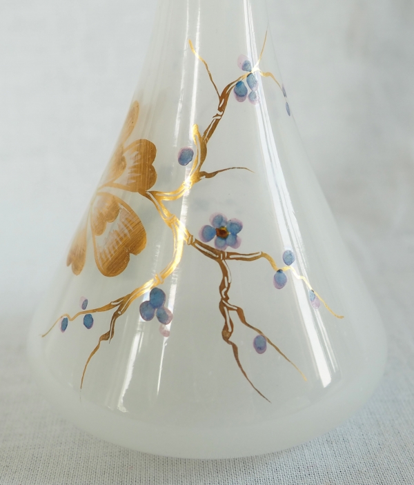 Baccarat : service de nuit en opaline dorée et émaillée, époque Napoléon III vers 1870