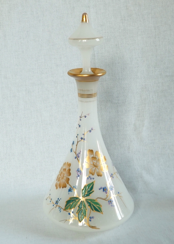 Baccarat : service de nuit en opaline dorée et émaillée, époque Napoléon III vers 1870