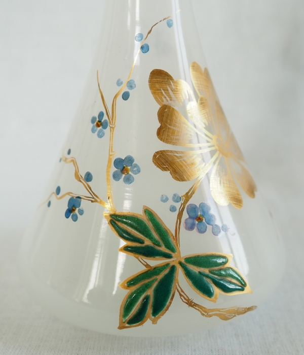 Baccarat : service de nuit en opaline dorée et émaillée, époque Napoléon III vers 1870
