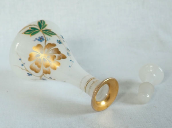 Baccarat : service de nuit en opaline dorée et émaillée, époque Napoléon III vers 1870